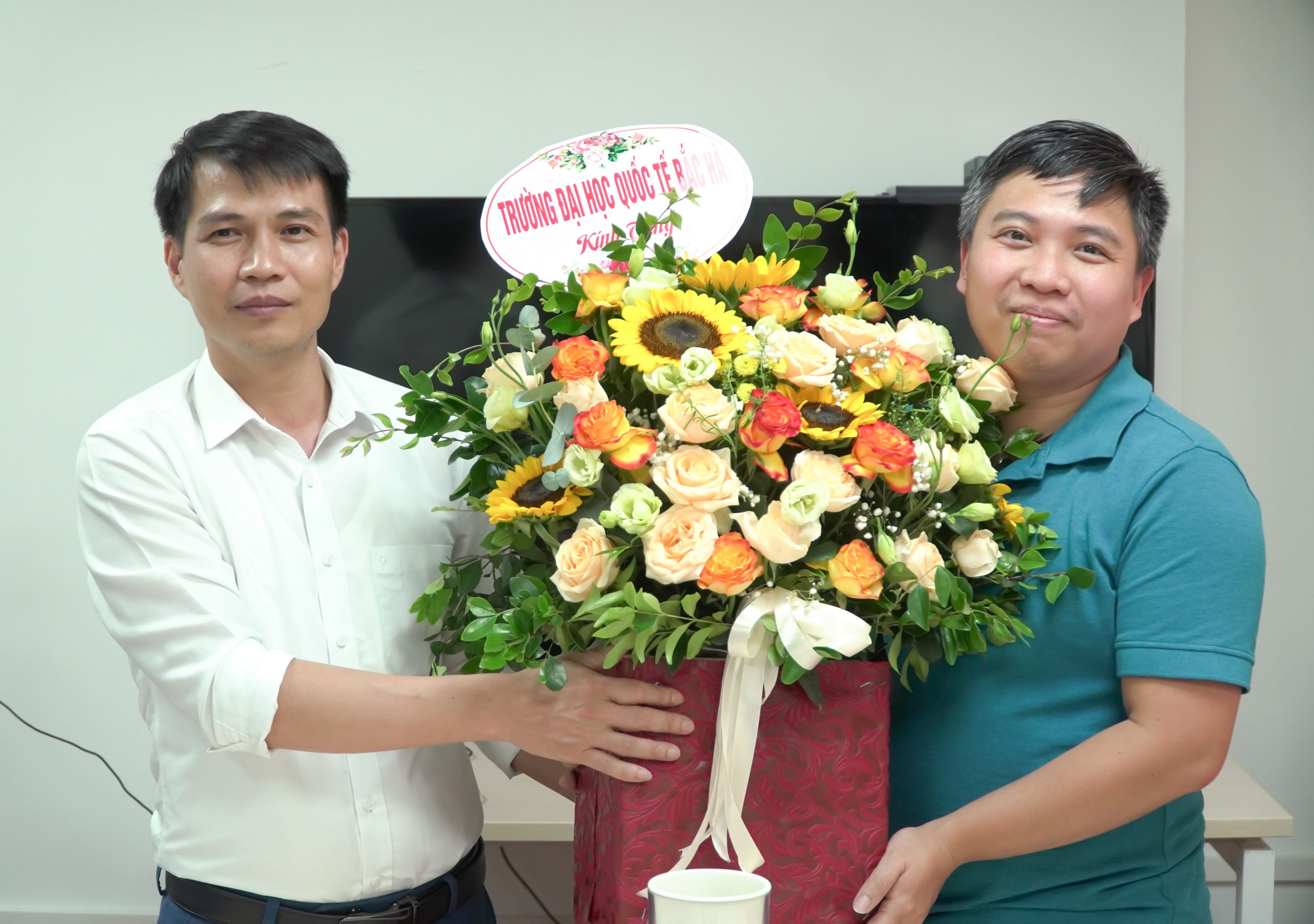 Thầy Phạm Xuân Hiển - Trưởng phòng Hợp tác doanh nghiệp tặng hoa Ch?tịch Công ty Hitech Solutions