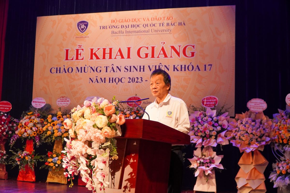 PGS.TS. Nguyễn Quốc Trung - Hiệu trưởng Nhà trường đọc diễn văn khai giảng năm học mới 2023-2024.