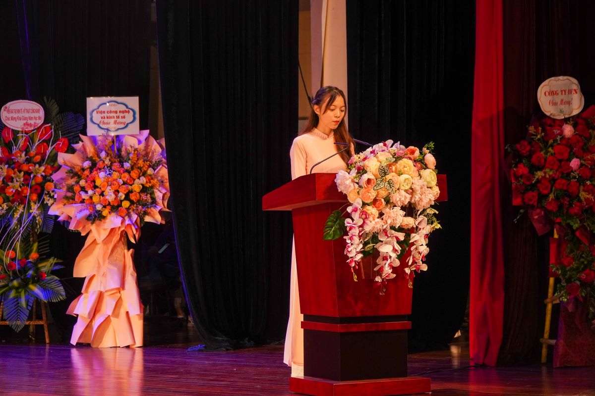Sinh viên Cao Hoàng Yến Khanh đại diện sinh viên Trường Top 10 web cờ bạc, sòng bài casino online uy tín nhất 2023
 phát biểu chia sẻ cảm tưởng của mình và gửi lời cảm ơn đến các thầy cô.